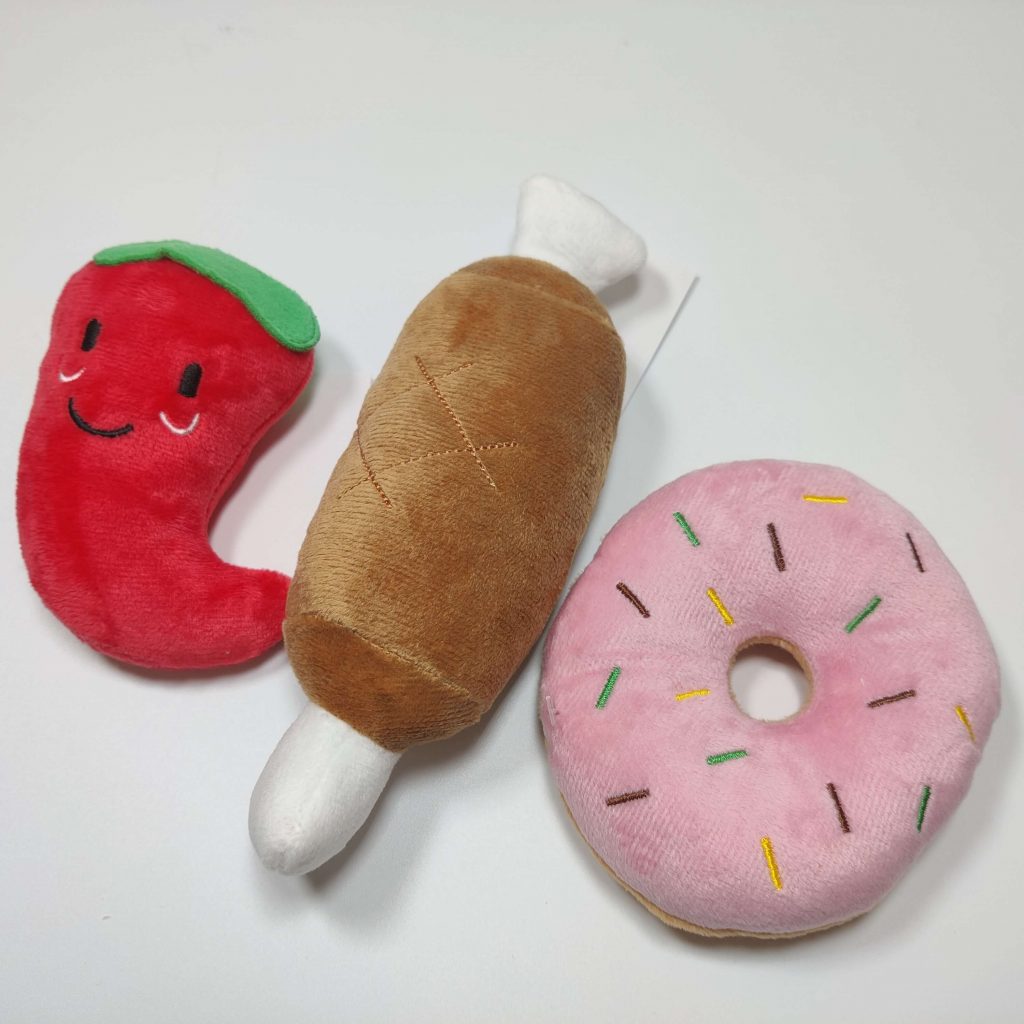 The Dog A La Mode Dog A La Carte 3 course lunch meal dog toy set with 3 wonderful plush squeaky dog chew toys. It includes red stuffed peppers dog toy for starters, the delicious meat on the bone dog toy for the main meal and the sweet doughnut with pink frosting and sprinkles for desert, the perfect dog toy set for all dogs.